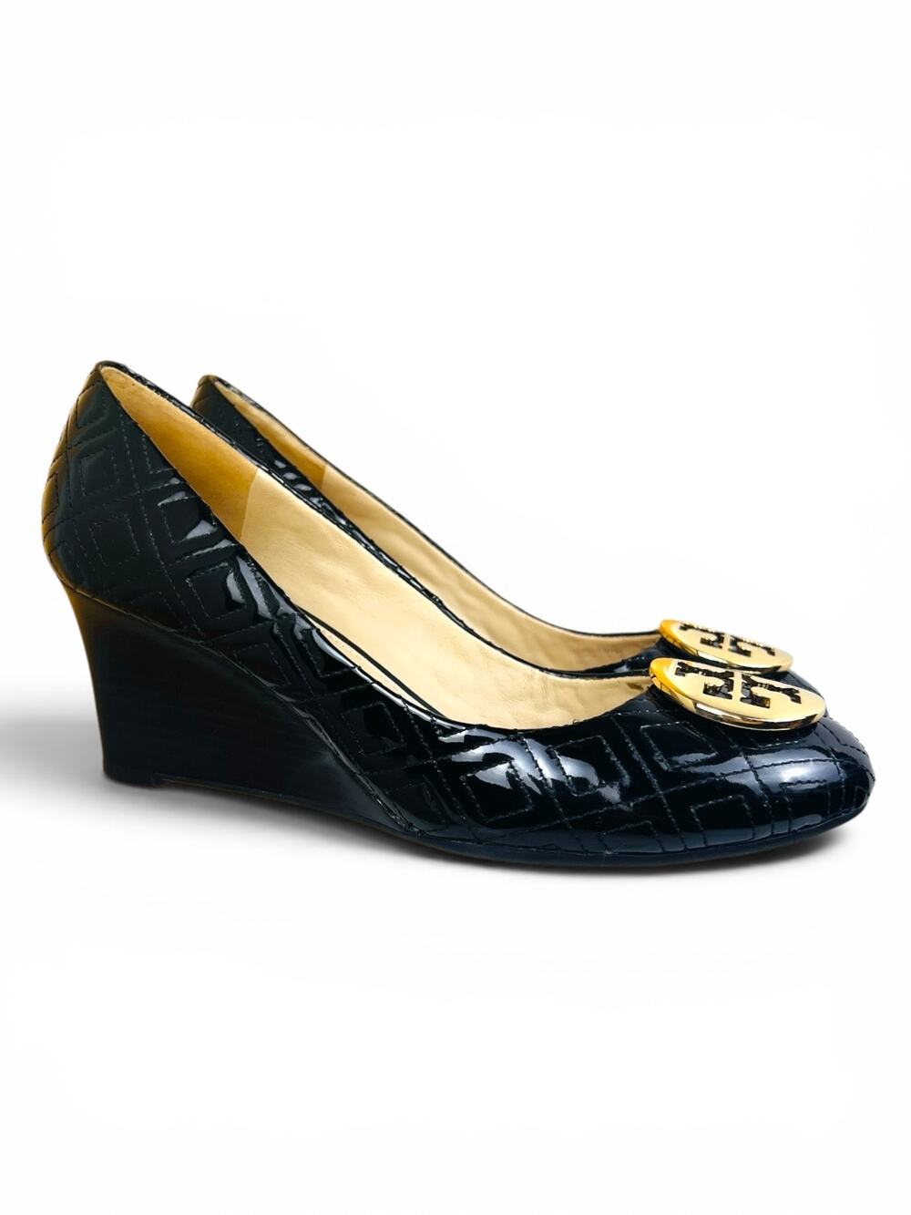 Tory Burch Quinn Quilted Patent Leather Wedge Pumps Gold Logo Black Size 7